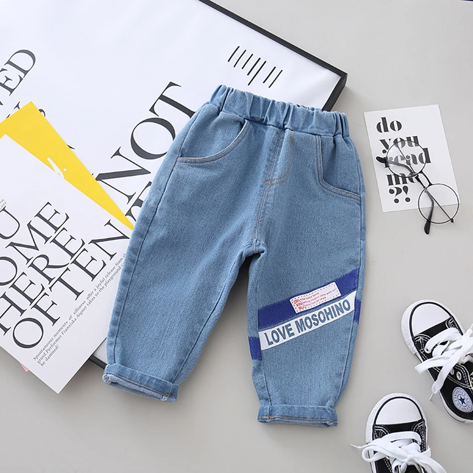 Детские джинсы с принтом алфавита Мягкие штаны из денима дырками для мальчиков и
