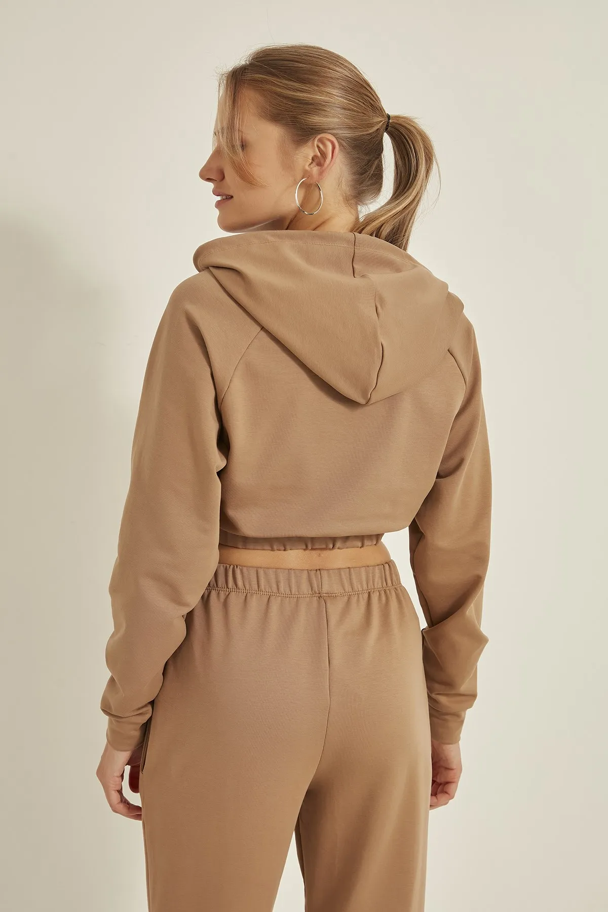 

C & City 704 Women Hooded Crop Sweat Milk Coffee