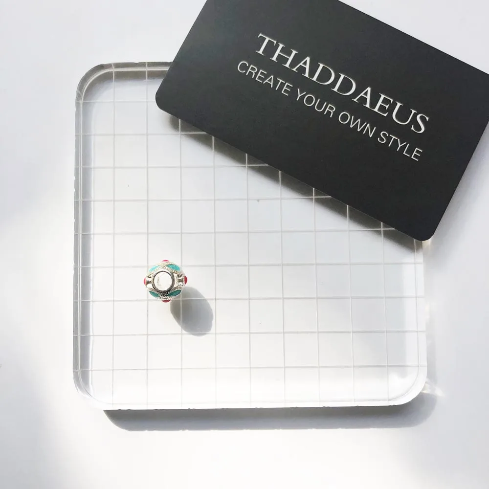 Бусины зеленого и красного цветов для маленьких девочек в этническом стиле