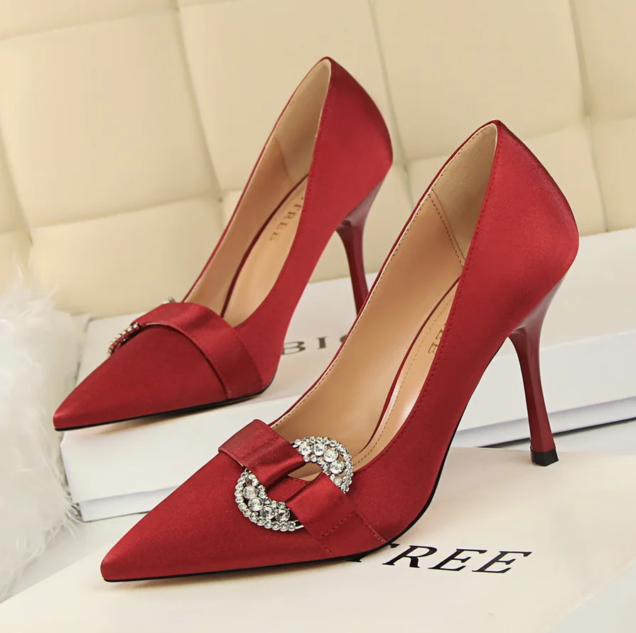 Женские атласные туфли-лодочки на высоком каблуке украшенные кристаллами 2020 г.