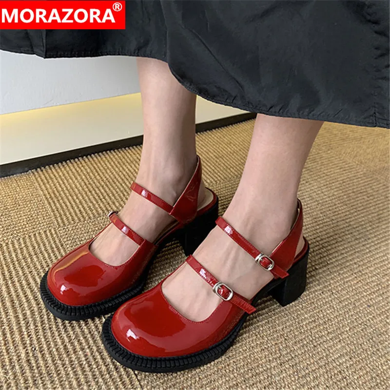 

Женские босоножки из лакированной кожи MORAZORA, черные или Белые Повседневные босоножки из лакированной кожи на высоком каблуке, с пряжкой и к...
