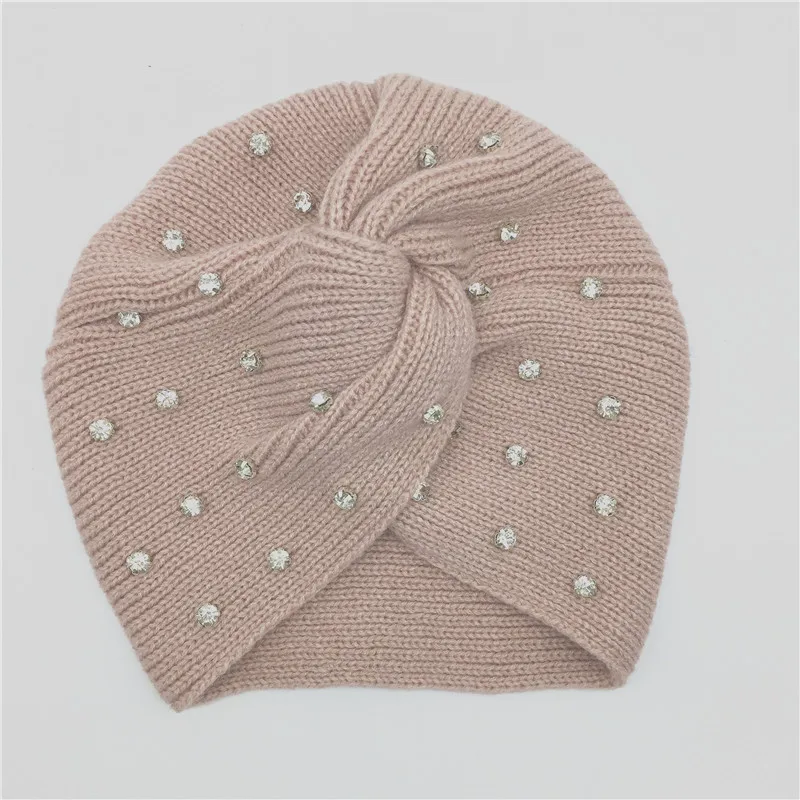Женская однотонная шапка стразы тюрбан розовая с прозрачными камнями вязаная