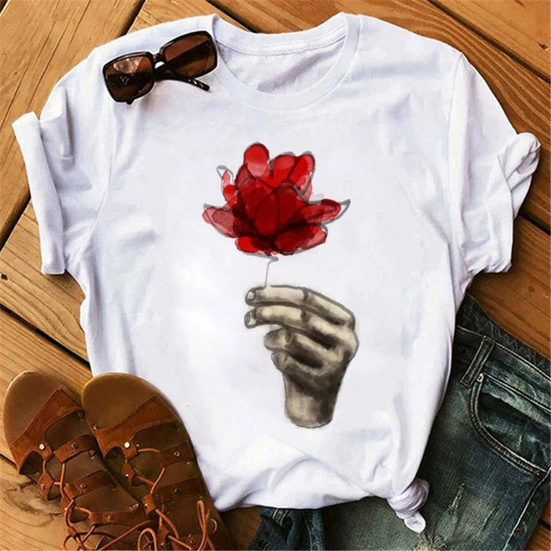 

Женская футболка с цветочным принтом, леопардовым принтом и сердечками