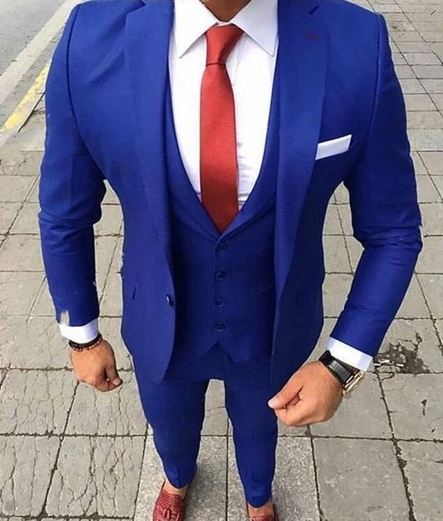 Черный пиджак и синий галстук