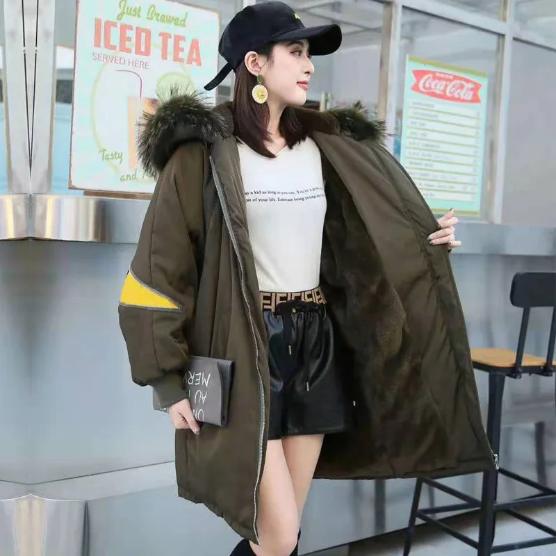 Парка женская зимняя черная/зеленая с буквенным принтом и меховым воротником |