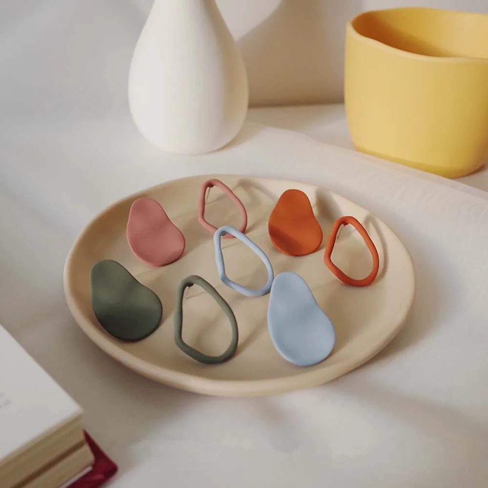 Нерегулярные геометрические матовые пустотелые серьги гвоздики Асимметричные