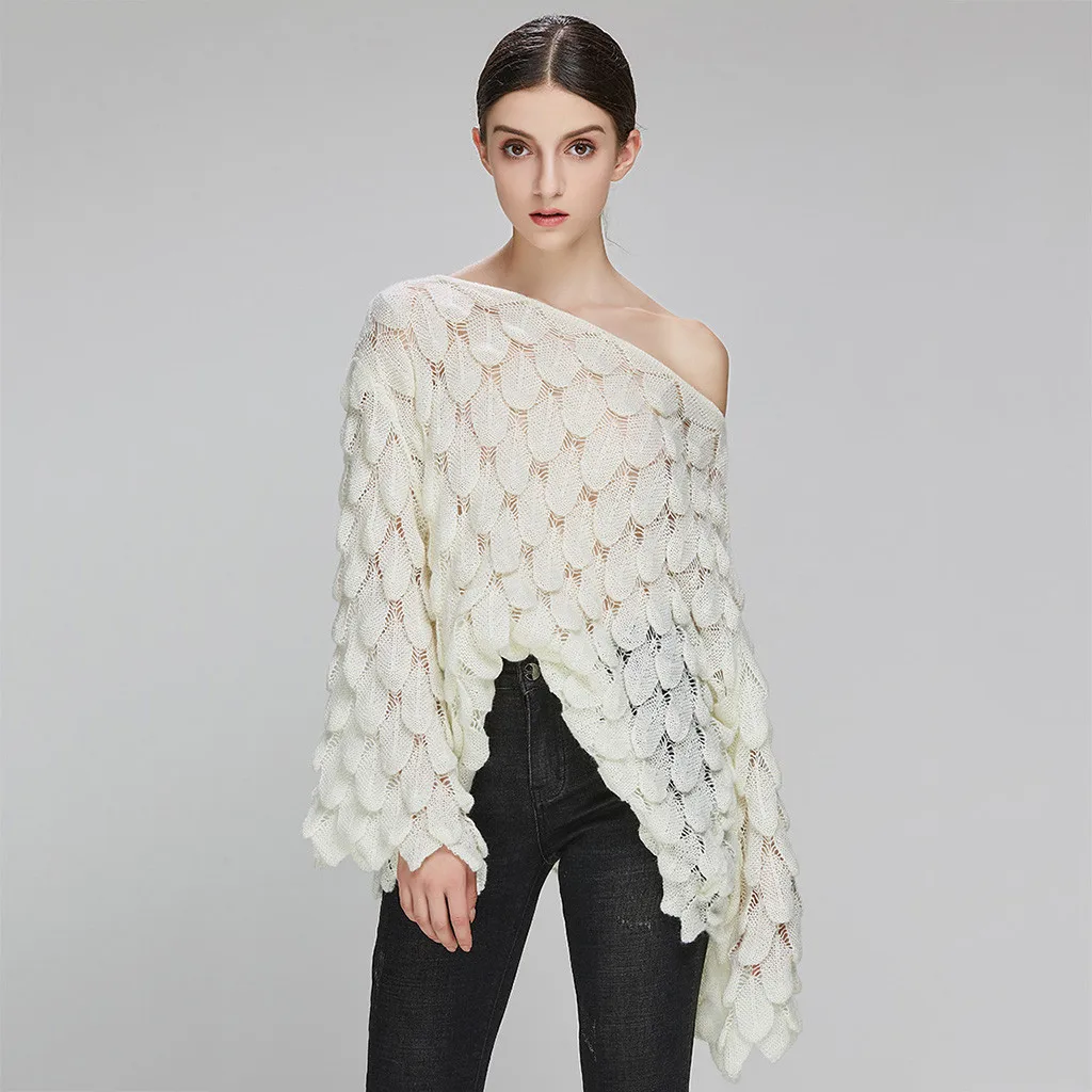 Женский трикотажный свитер с воротником-лодочкой длинным рукавом и открытыми