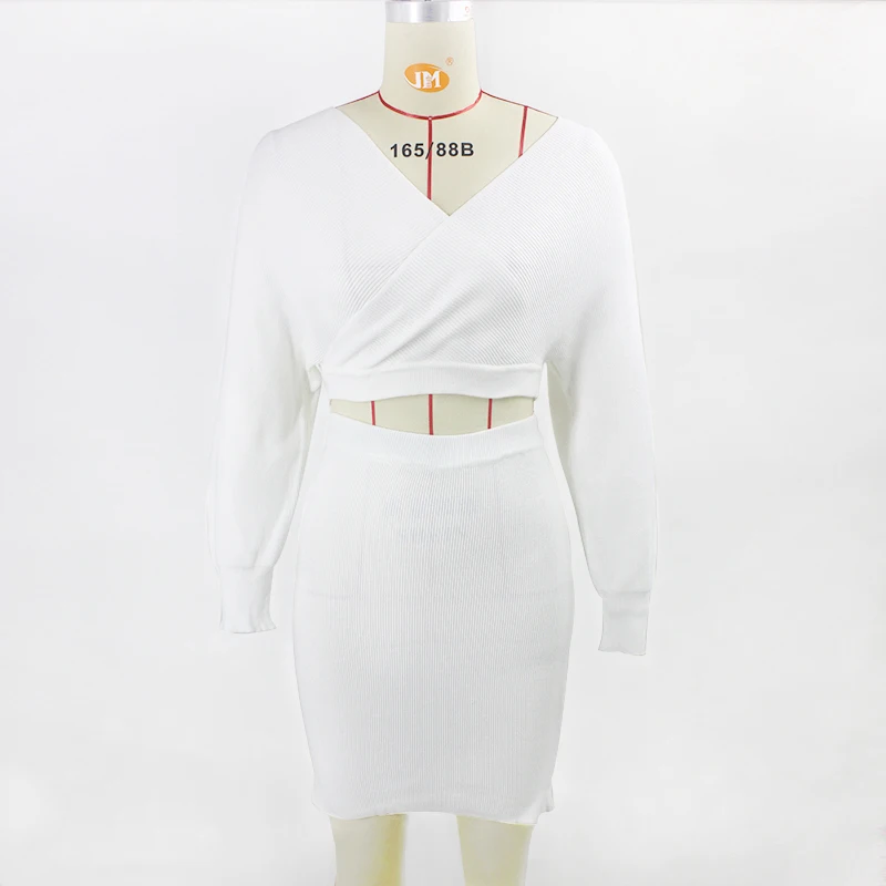 Белый вязаный костюм из двух предметов короткий топ и юбка осенне зимний свитер