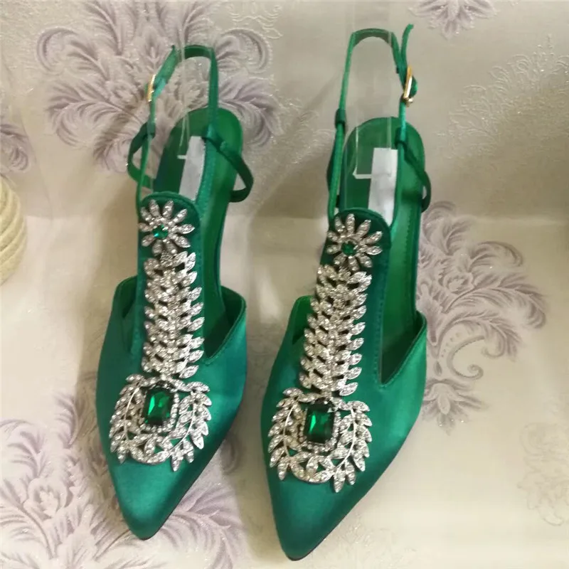 Женские атласные туфли лодочки зеленые на высоком каблуке украшенные стразами с