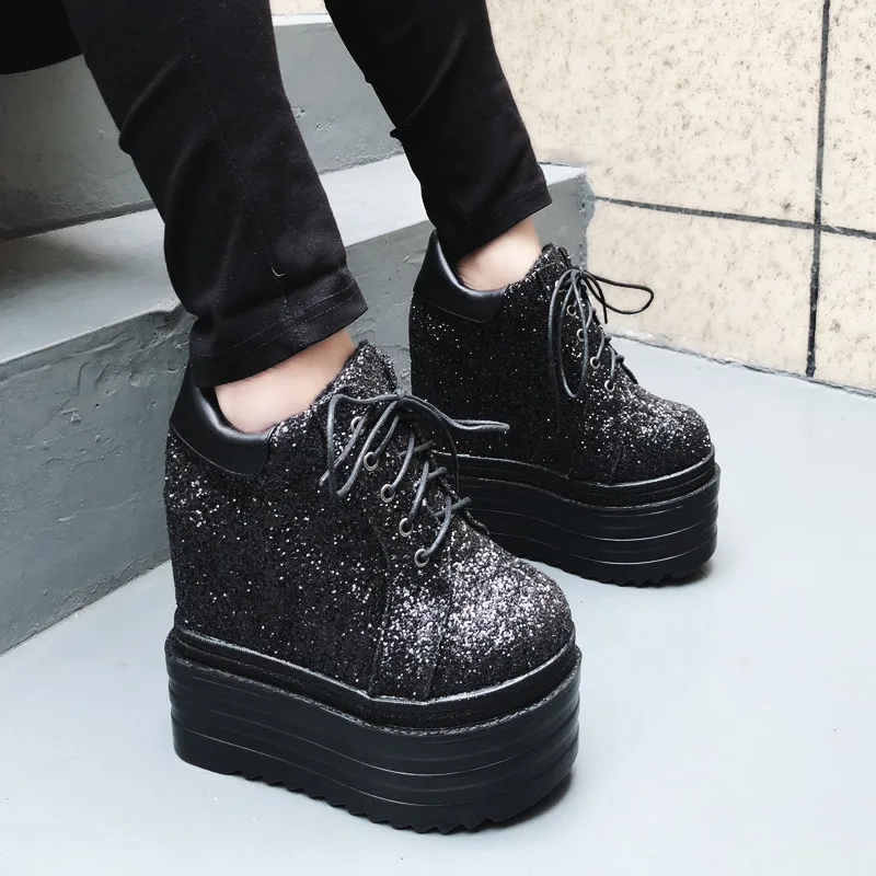 Женские кроссовки на скрытой танкетке платформе высотой 14 см со стразами