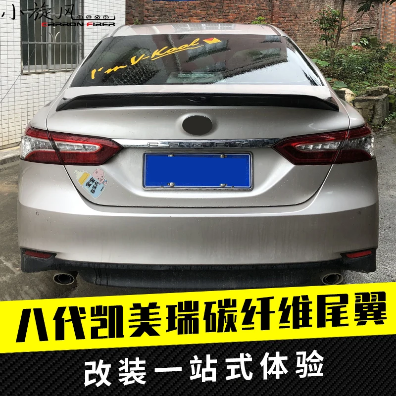 Для новой машины скорой помощи Toyota Camry настоящий спойлер из углеродного волокна