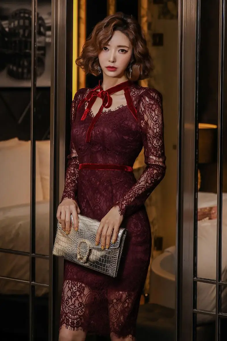 Новинка весеннее женское платье кружевное тонкое закрытое с карманами на бедрах