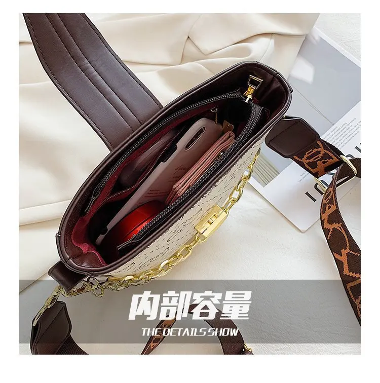 

Disney cartoon new Mickey pu ladies fashion messenger travel bag wild one-shoulder portable mobile phone lipstick powder bag