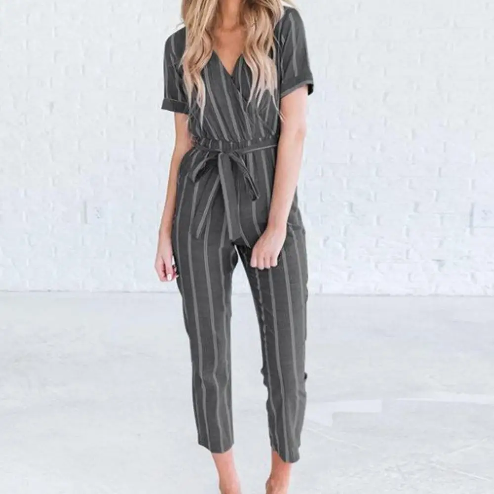 Женский комбинезон с v-образным вырезом коротким рукавом в полоску поясом
