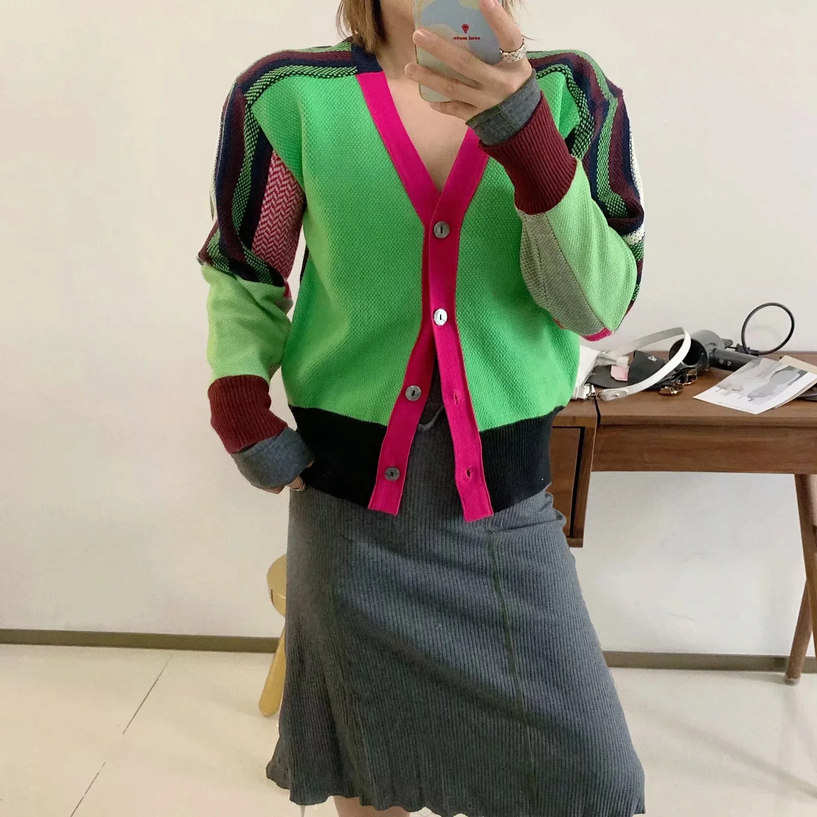 Женский кардиган с V образным вырезом в полоску| |