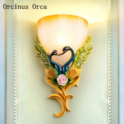 

Европейский стиль ретро окрашенный Лебедь настенный светильник Гостиная Коридор Спальня прикроватная лампа Модный Романтический настенный светильник из смолы