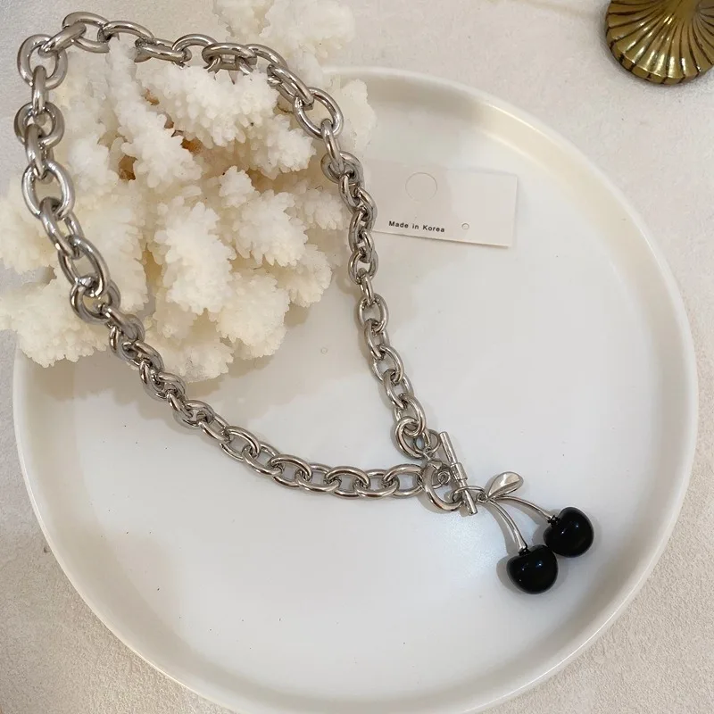 Женское ожерелье с подвеской в виде вишни серебристого цвета | Украшения и