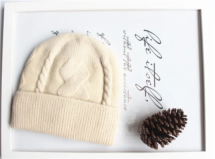 Вязаные шапочки зимнее плетеное изделие с изображением Джокера однотонный цвет