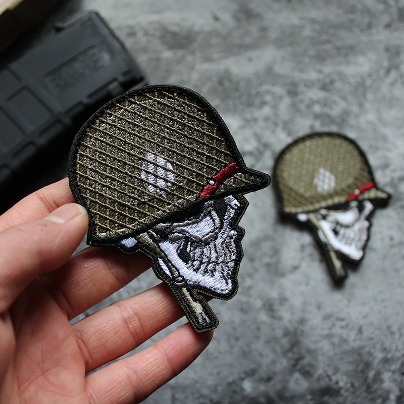 Череп солдатский шлем заплата вышивки нарукавная нашивка в стиле милитари