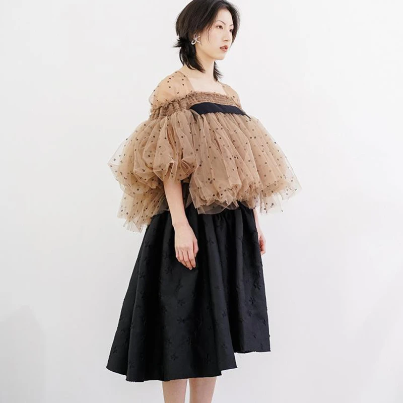 Женская блузка в горошек TWOTWINSTYLE белая Элегантная с квадратным воротником