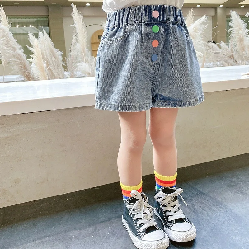 

Обувь для девочек короткие шорты и цветными пуговицами детские джинсовые шорты тонкая Обложка для летнее Модное Новое поступление однотон...