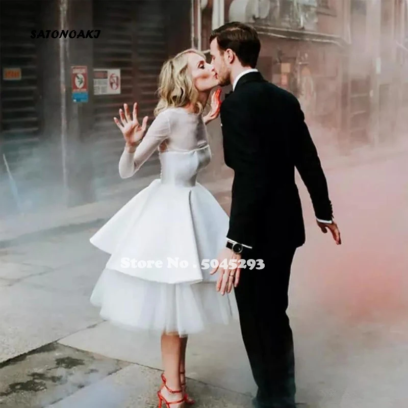 Атласное свадебное платье с длинным рукавом