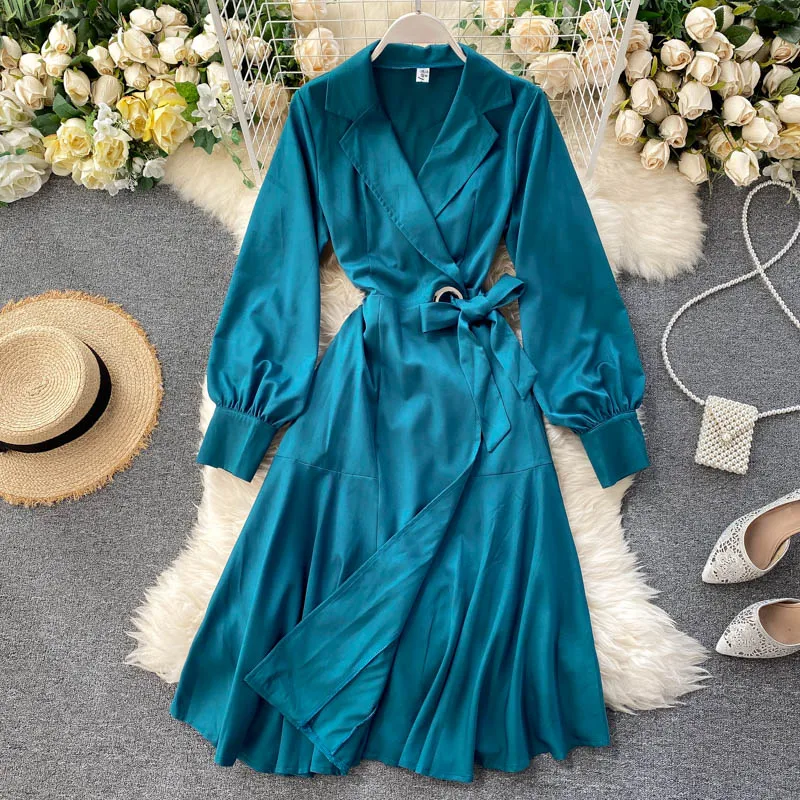 Осеннее женское длинное сатиновое платье с длинным рукавом и разрезом городское