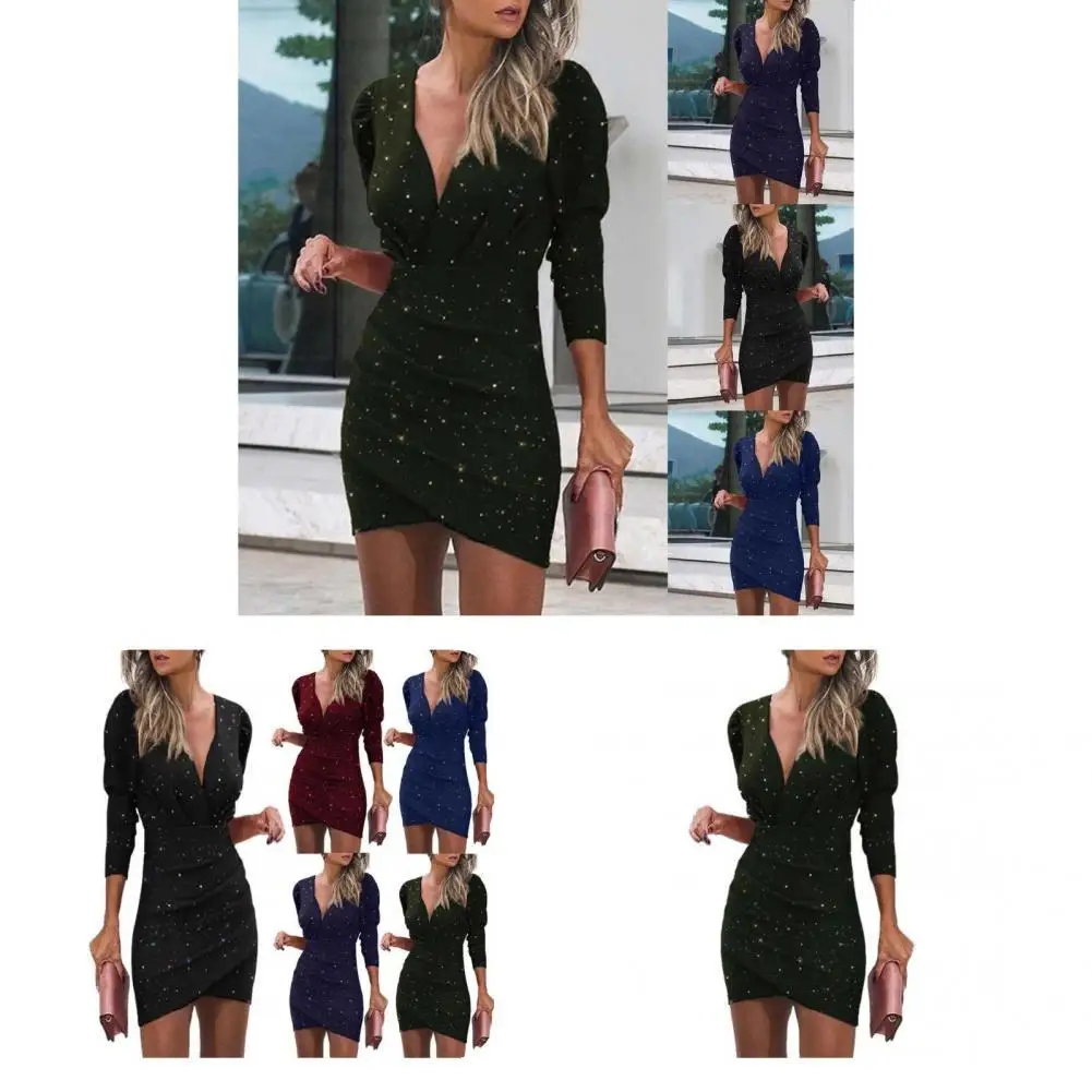 

Женское облегающее уличное платье с запахом на бедрах