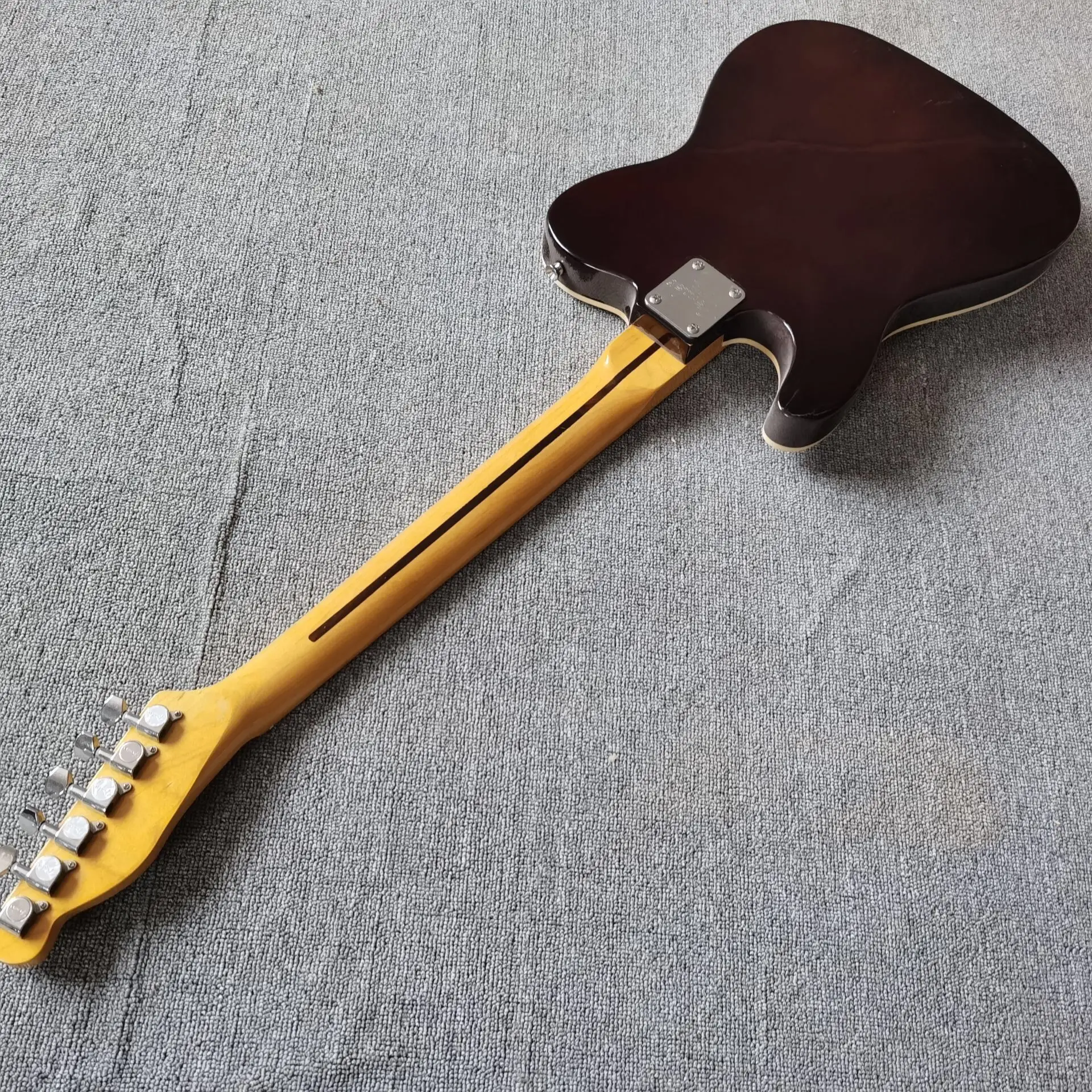 

Sunburst color electric guitar,maple fingerboard.handmade 6 stings guitarra.white pickguard,real photo