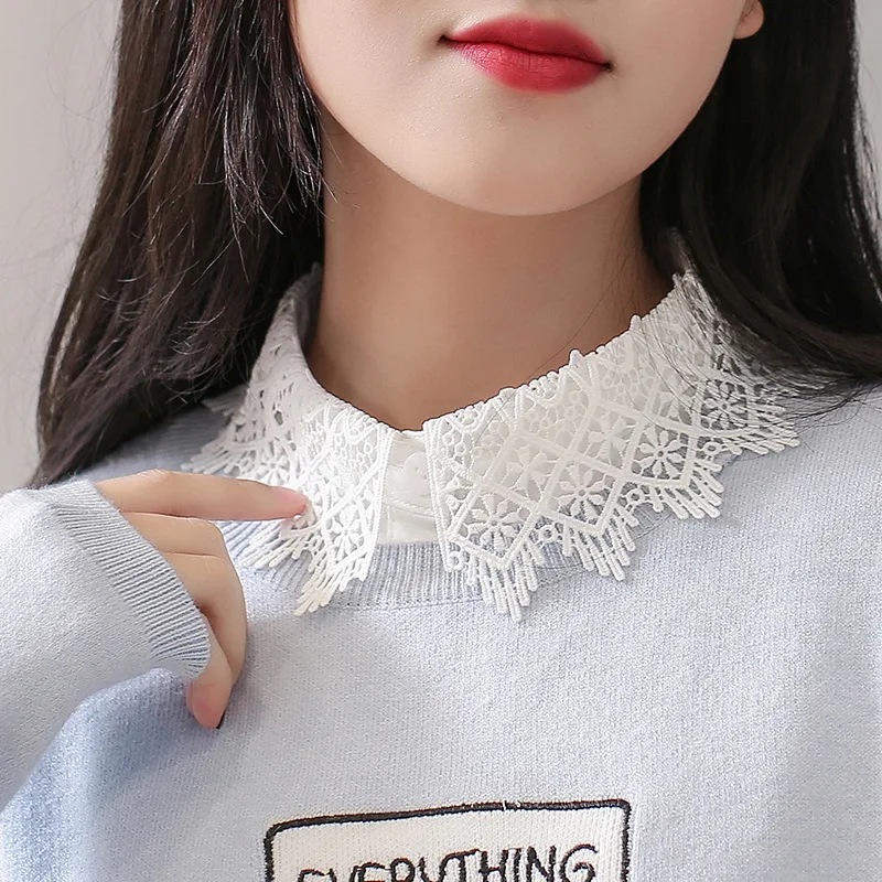 Женская шифоновая блузка без рукавов белая с цветочным кружевом и ложным