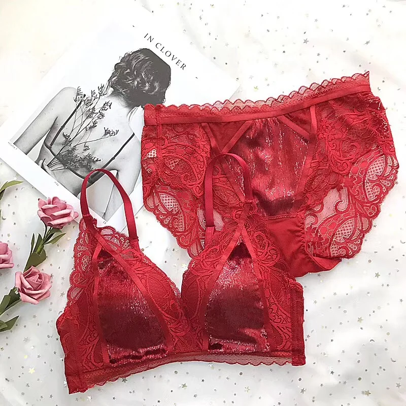 Комплект кружевного нижнего белья с бюстгальтером тонкой чашкой и
