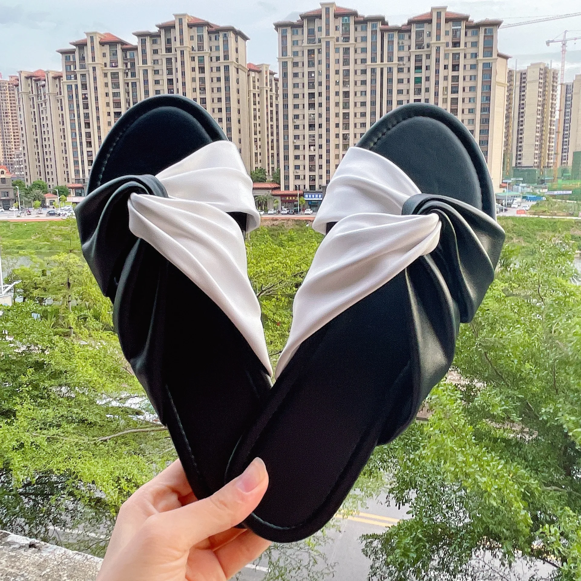 

Женские Плиссированные босоножки из мягкой искусственной кожи, сандалии с бантом-бабочкой, шлепанцы на плоской подошве с открытым носком, у...