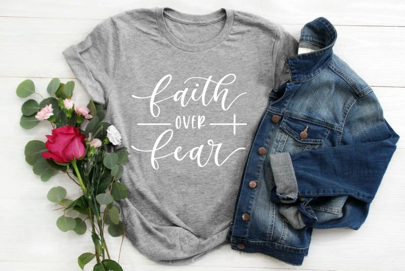 Faith Over Fear футболка для христианина Религия Костюмы для Для женщин вера рубашка Графический бесстрашный лозунг Винтаж гранж топы для девочек футболки для девочек - Цвет: gray tee white text