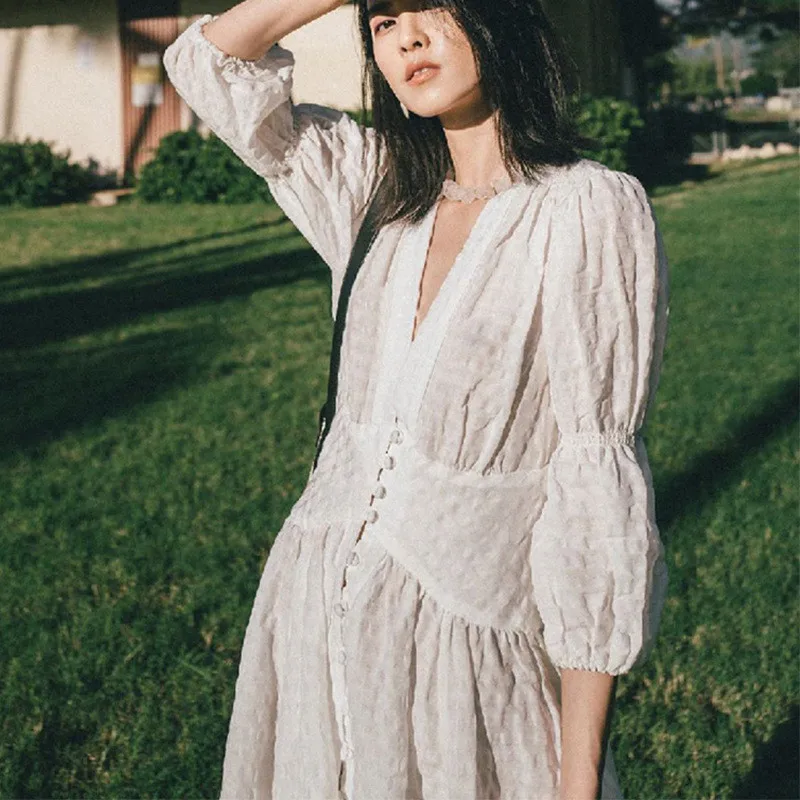 Женское длинное платье на пуговицах белое элегантное макси с V-образным вырезом