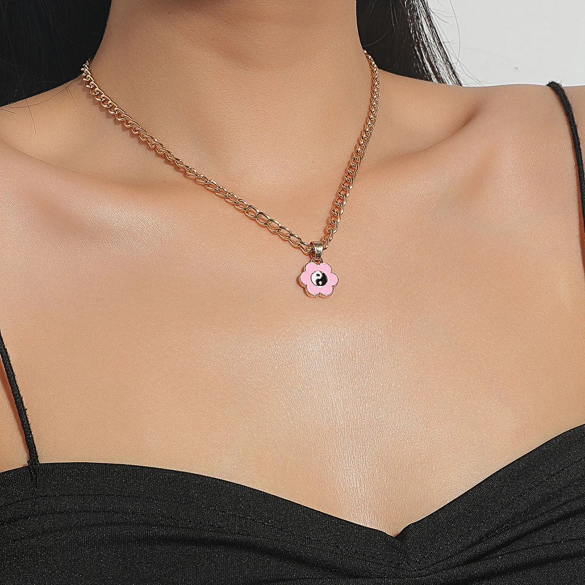 

Simple Harajuku Stars Moon Metal Necklaces Cute Enamel Flower Octopus Star Oil Drop Heart Lightning Pendant Women Jewelry Gift