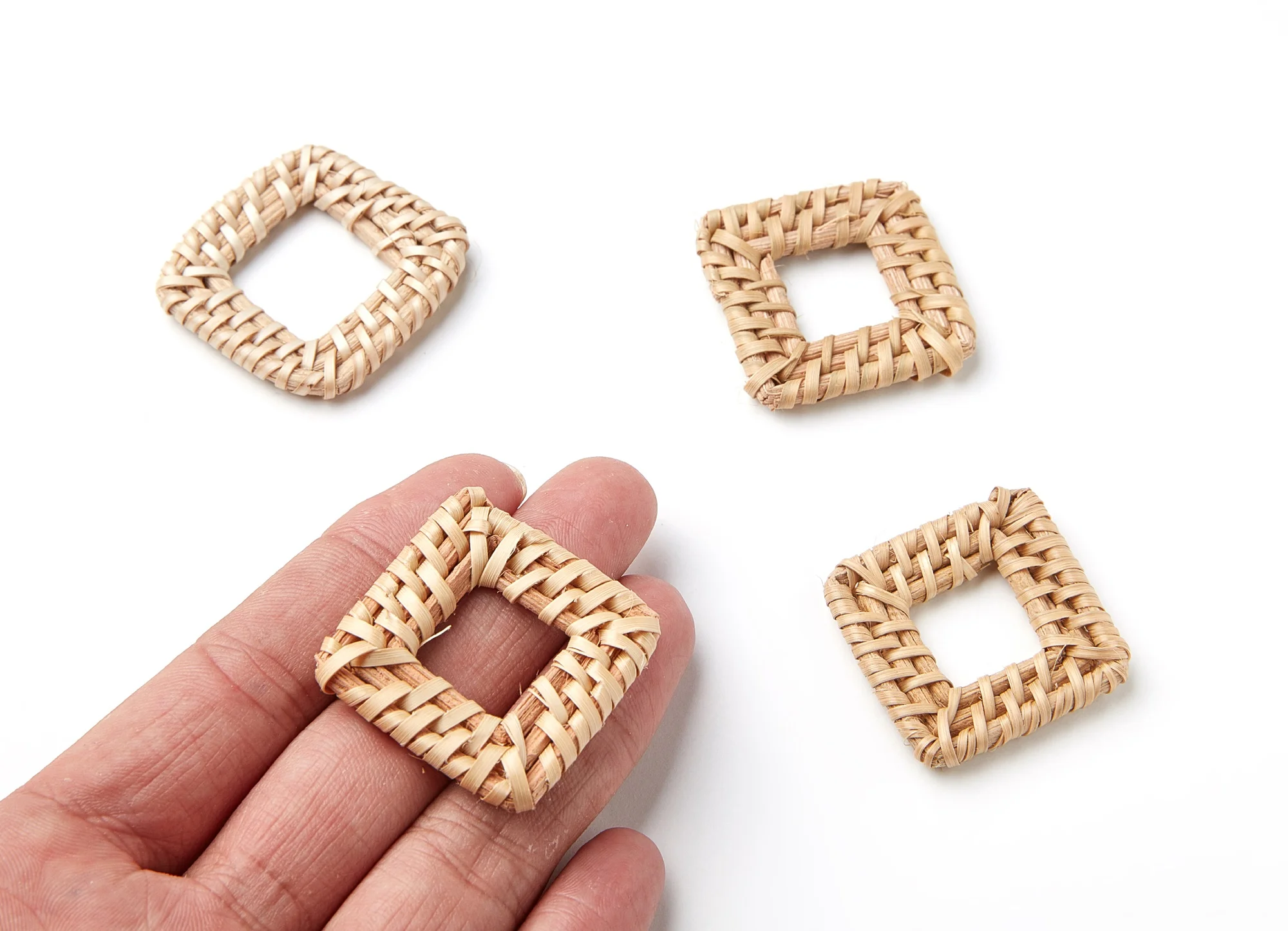 

Handwoven Rattan Earrings - Square Shaped Rattan Pendant - Wooden Straw Earring - 2pcs/lot - 43.4x34.05x4.3mm - RT1034