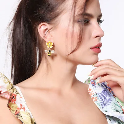 

Fashion Jewelry Crystal Setting Bee Flower Stud Earrings Gift for Women and Girl
