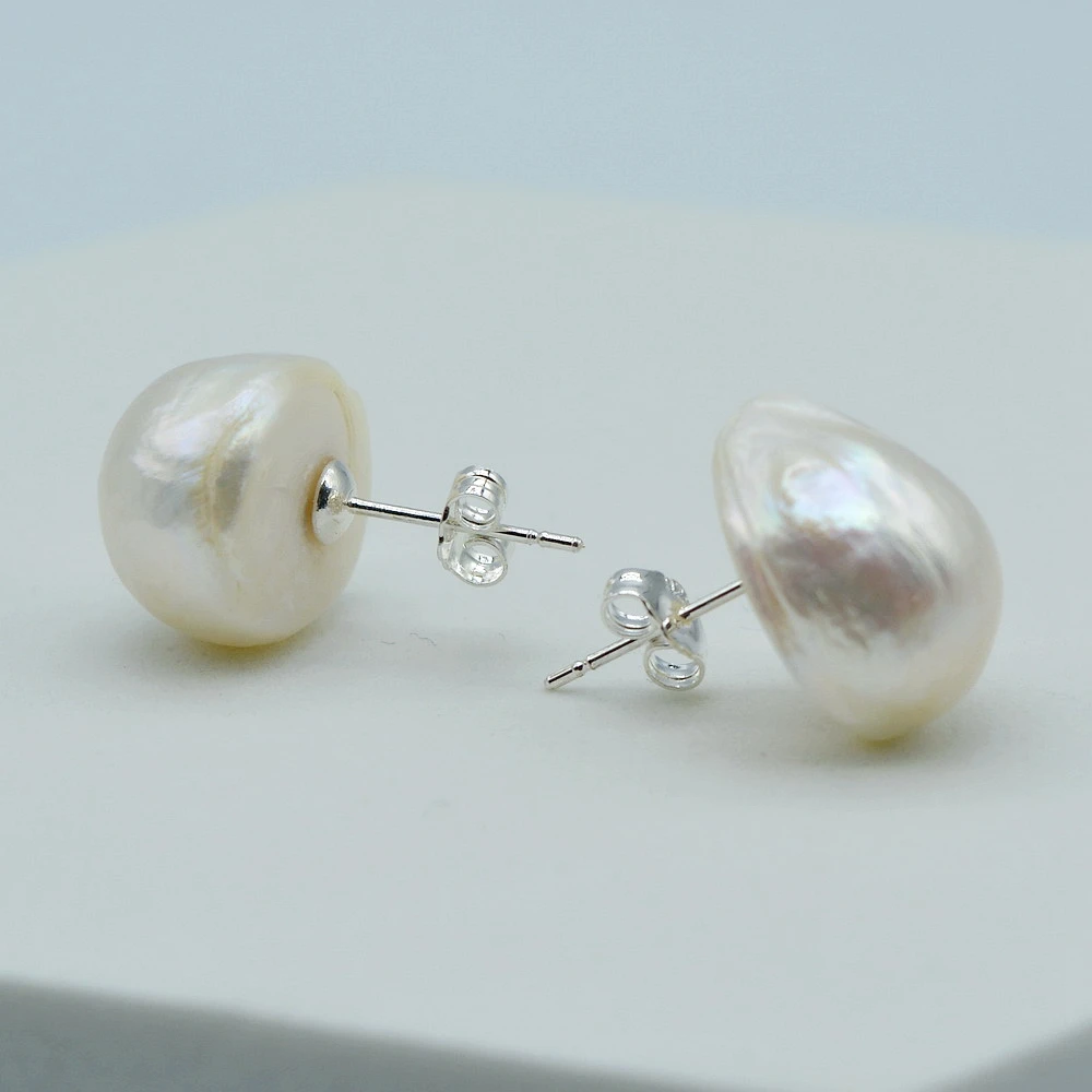 Женские простые серьги. Белый барочный натуральный модельный жемчуг. 925 пробы
