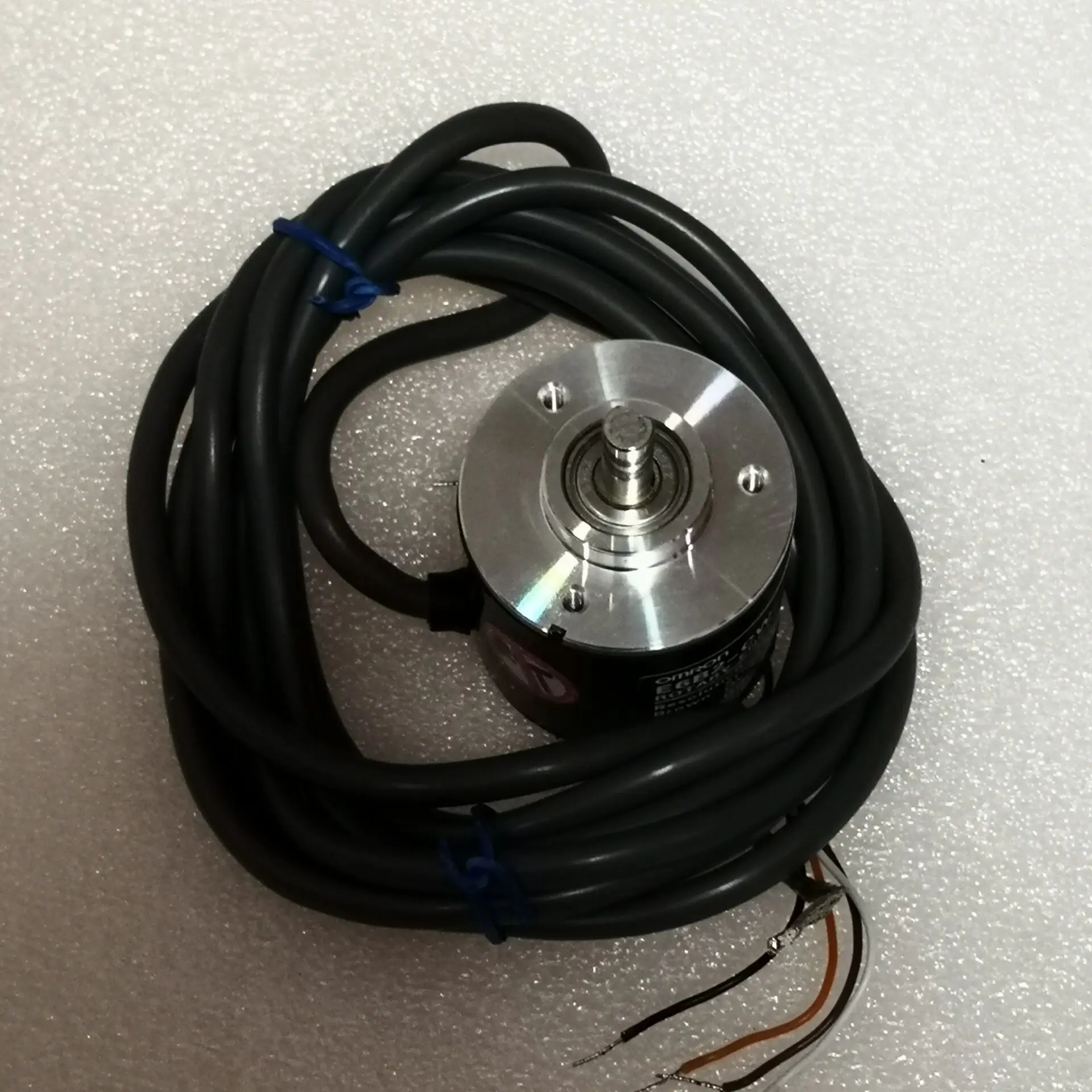 E6B2CWZ6C OMRON роторный энкодер E6B2-CWZ6C 10 20 30 40 60 100 200 300 360 400 500 600 1000 1024 1800 P/R 5-24V E6B2 |