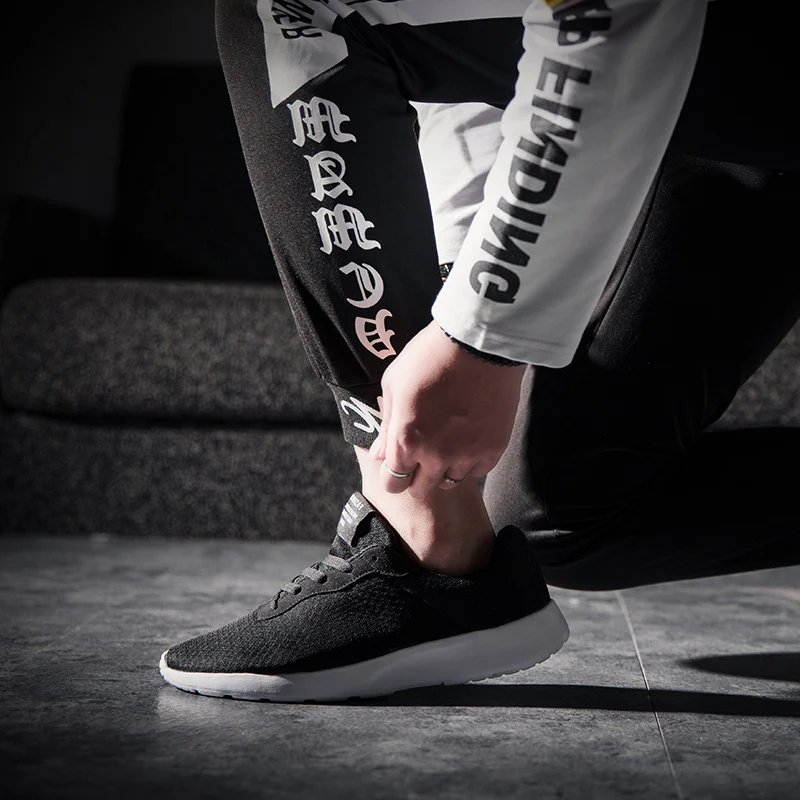 Мужские повседневные теннисные туфли черные удобные сетчатые лоферы