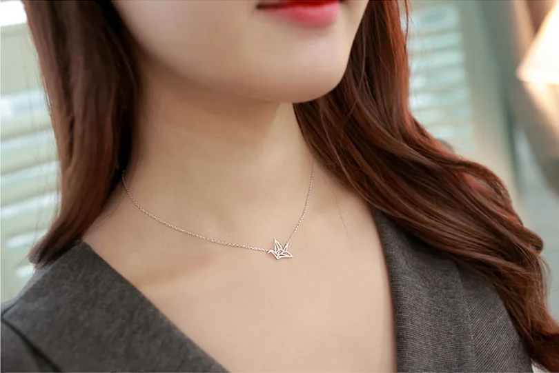 

2021 New Creative Paper Crane Bird Gold Alloy Clavicle Short Simple Ladies Necklace Jewelry Wholesale