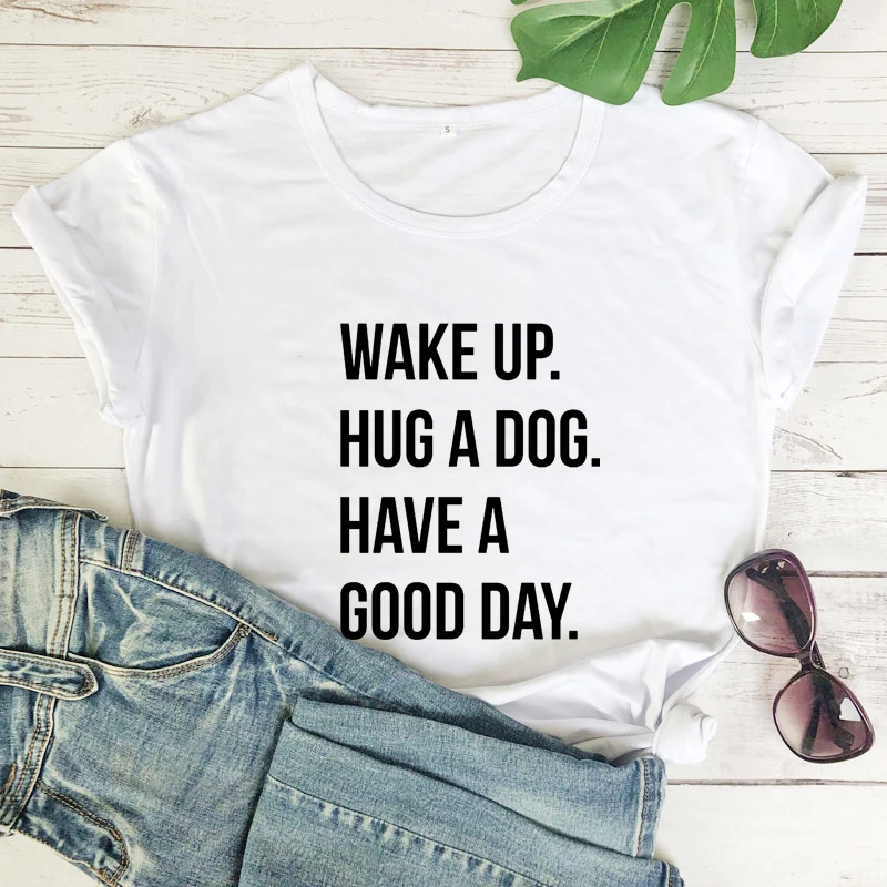 Футболка с надписью «Пробуждение объятия собаки хорошего дня»