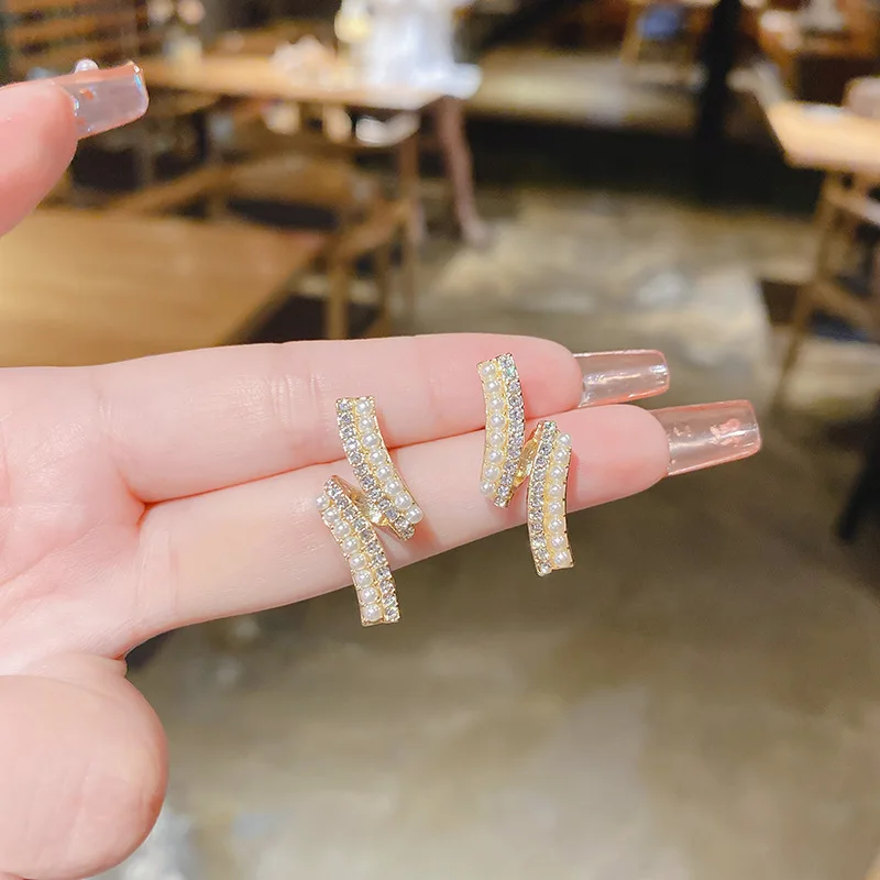 

Korean Fashion Metal Inlaid Rhinestone Pearl Drop Earrings For Women Geometric Pendant Earrings Queen Party Classic Gift Jewelry