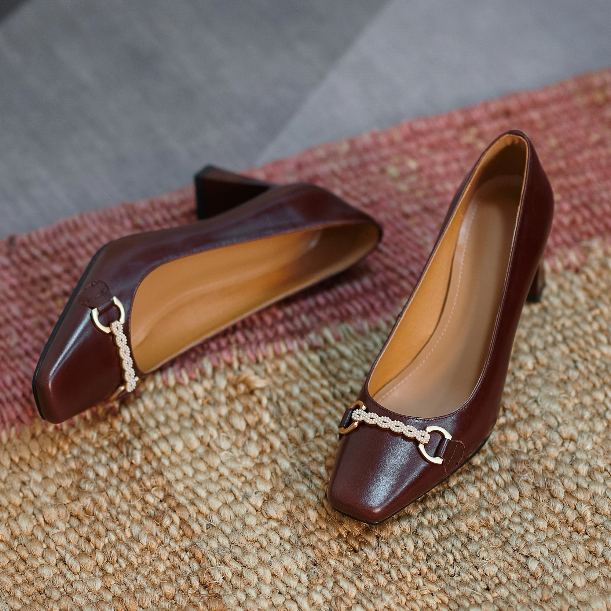 

Женские туфли-лодочки Osunlina, из натуральной кожи коричневого цвета, без застежки, ручной работы, на квадратном каблуке, декоративная металли...