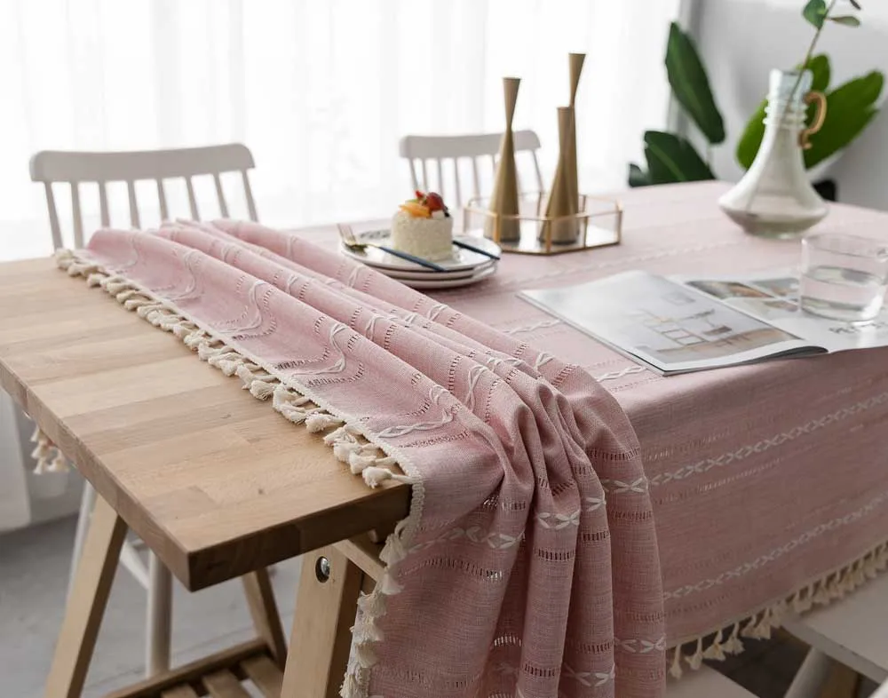 Скатерть с кисточками и вышивкой жаккардовая полосатая прямоугольная Свадебная