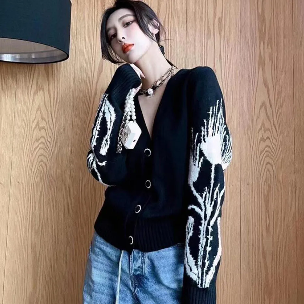 

Женский контрастный свитер с V-образным вырезом и длинным рукавом