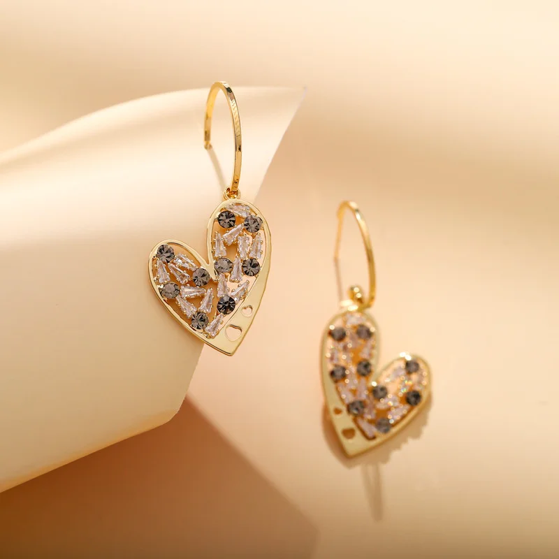 

Wonderful Hollow Alloy Gold Color Love Heart Dangle Earrings for Women Ladies Full Shiny CZ Stone Pendant Earrings Jewelry