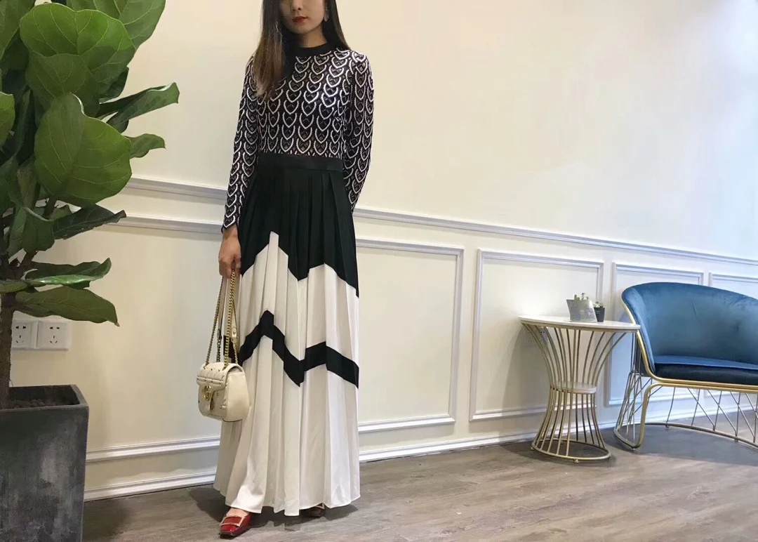 

hollow New delicate embroidery out hook flower round collar stitching color blue and white pleated daily dress
