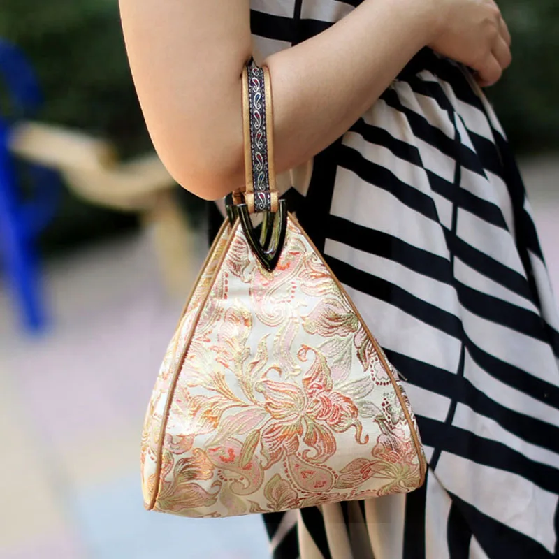 

Classic Brocade Silk Gold Triangle Shoulder Handbag 2021 New Fashion Design Triangle Casual Bags Total Bag