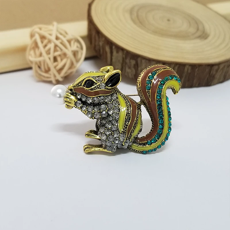 

Pearl Crystal Rhinestone Squirrel Brooches for Women Fashion Animal Enamel Pin Bag Metal Cute Badge Jewelry Gift 2021 Wholesale